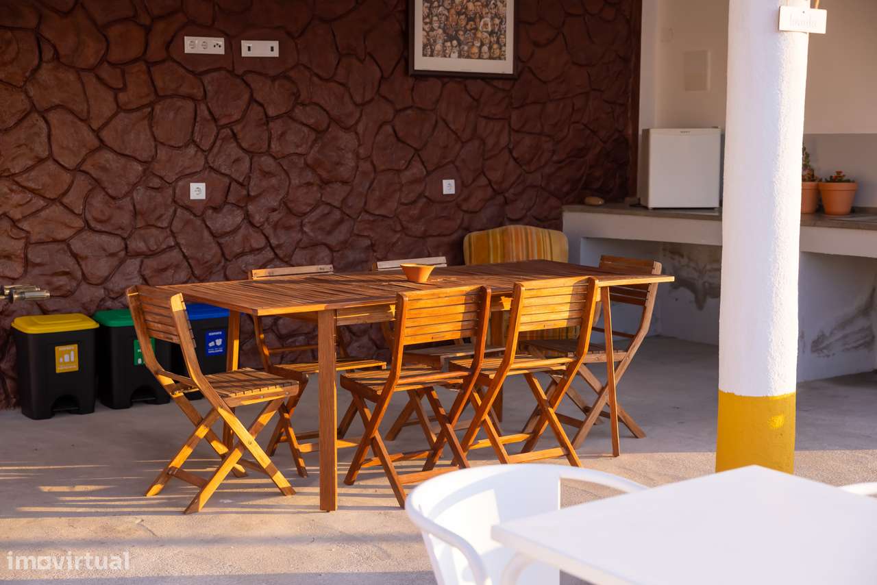 Moradia T-1 com logradouro, piscina, estacionamento.-29