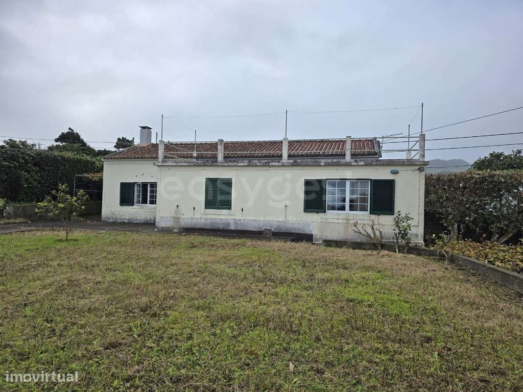 Moradia T3 nas Capelas com Terreno com Viabilidade de Construção-3