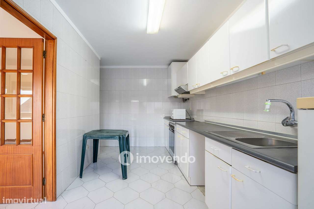 Apartamento T2, com estacionamento e arrecadação, no Porto-9