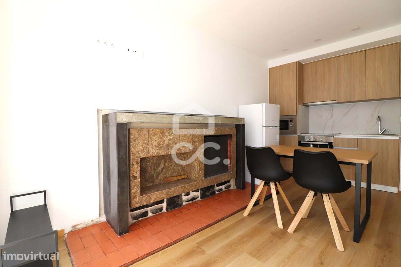 Moradia totalmente remodelada com 6 apartamentos T2 junto à Dias da Si-26