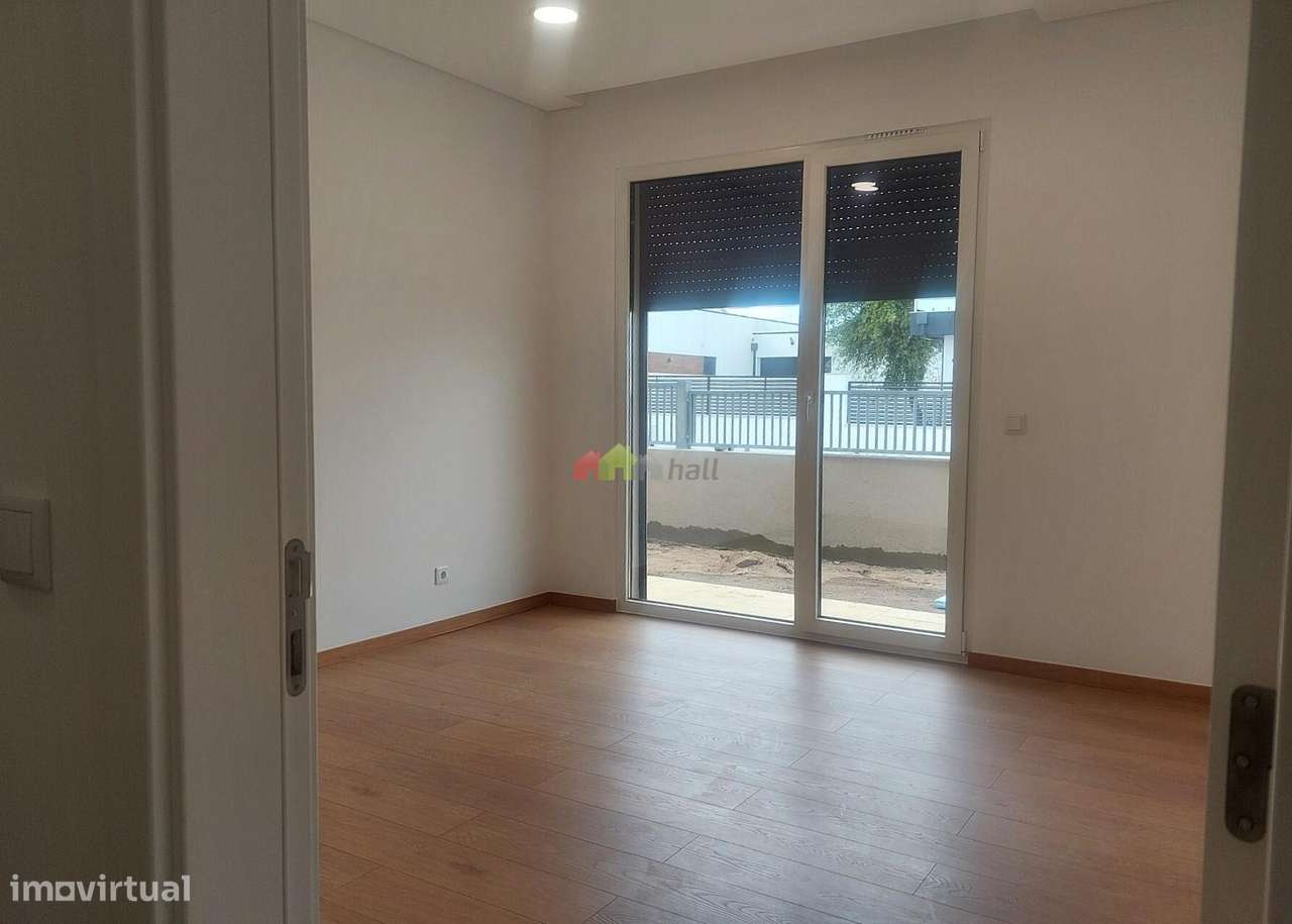 Moradia T4 Nova de arquitectura moderna em Azeitão-12