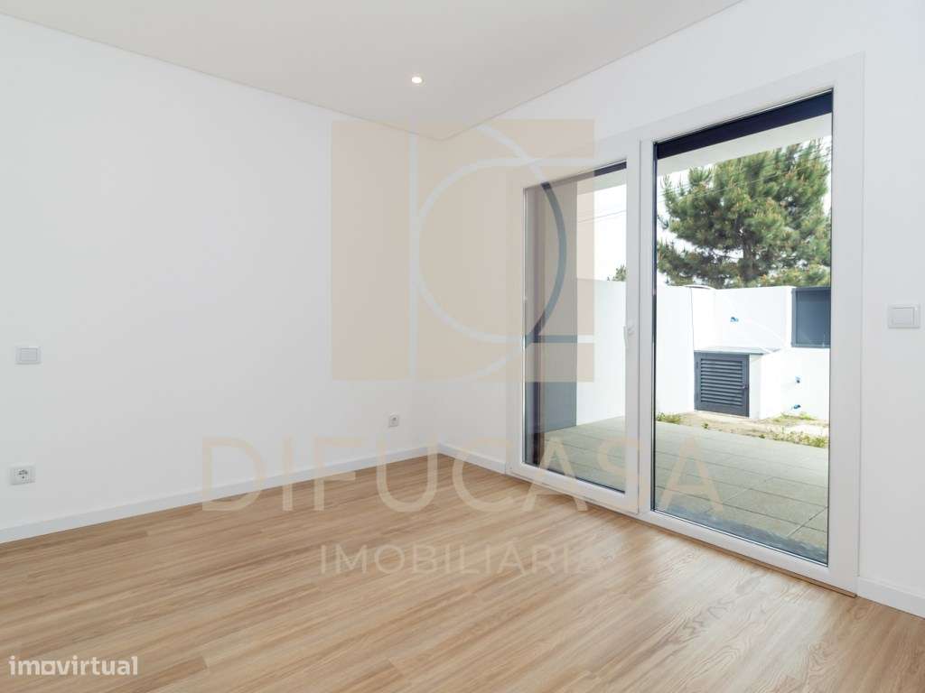 R268 Moradia Duplex - Localizada no centro de Fernão Ferro-13