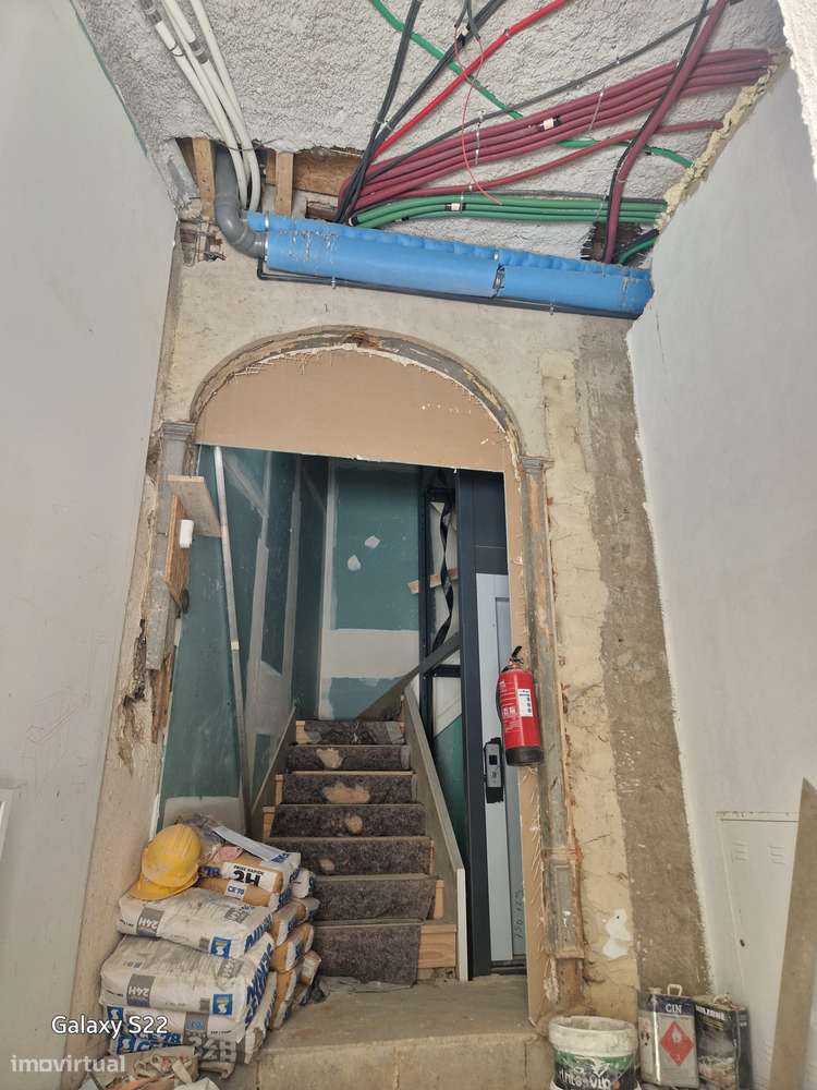 T2 no 3º Andar com 3 Jardins, Elevador, Coz.Equipada Lx-12