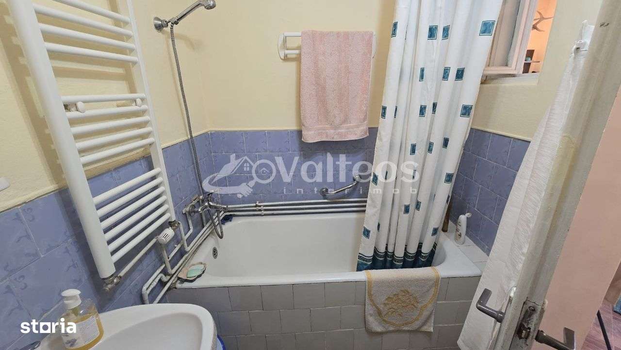 Resita, de vânzare casă, două corpuri, curte, zona centrală-15