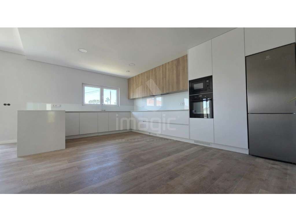 MORADIA T4 TÉRREA NOVA em SANTO ISIDORO-3