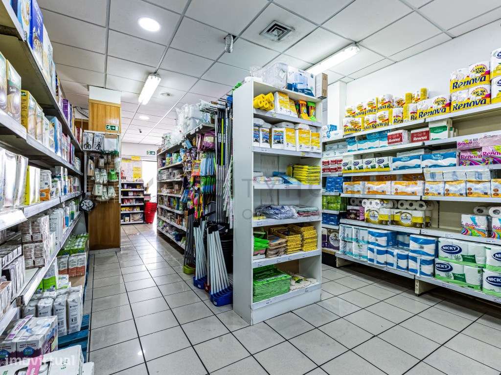 Supermercado em funcionamento no centro de Albufeira-22