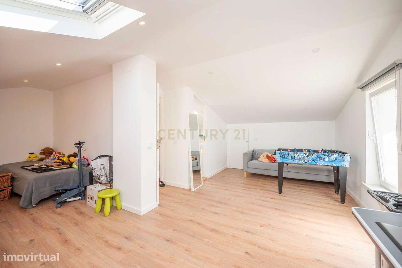 Moradia remodelada de 6 assoalhadas Exclusiva no Estoril-36