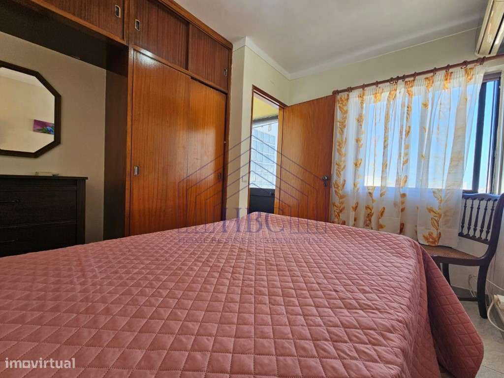 Moradia T3 de três andares no centro da Fuseta-16