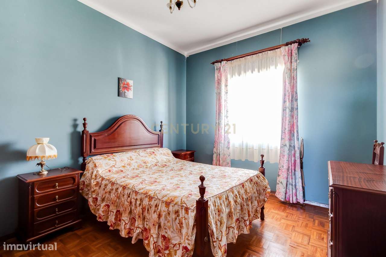 Moradia T4 com Potencial para 2 Frações  Terreno de 8.480 m²  Torres N-23