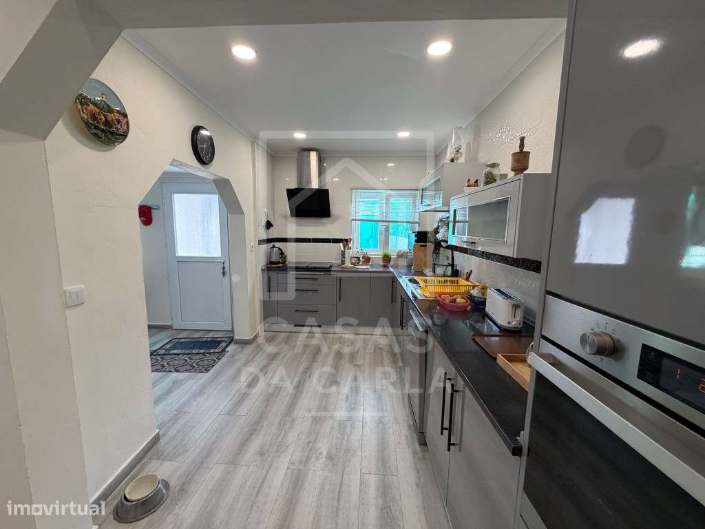 Moradia T2 com garagem e piscina completamente renovada em Canhestros-11