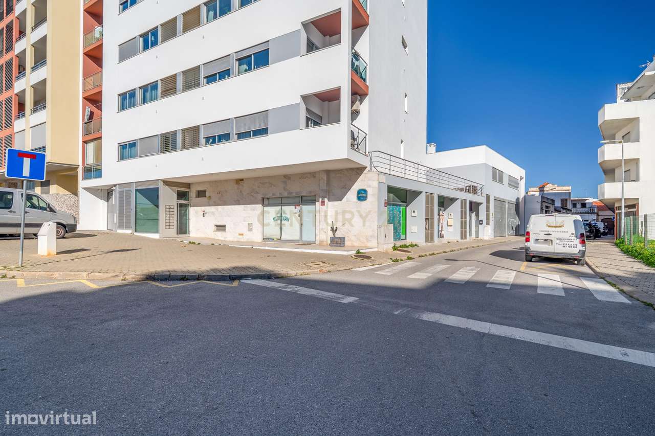 LOJA COM TERRAÇO PRIVATIVO E POTENCIAL PARA HABITAÇÃO! - Grande imagem: 2/15