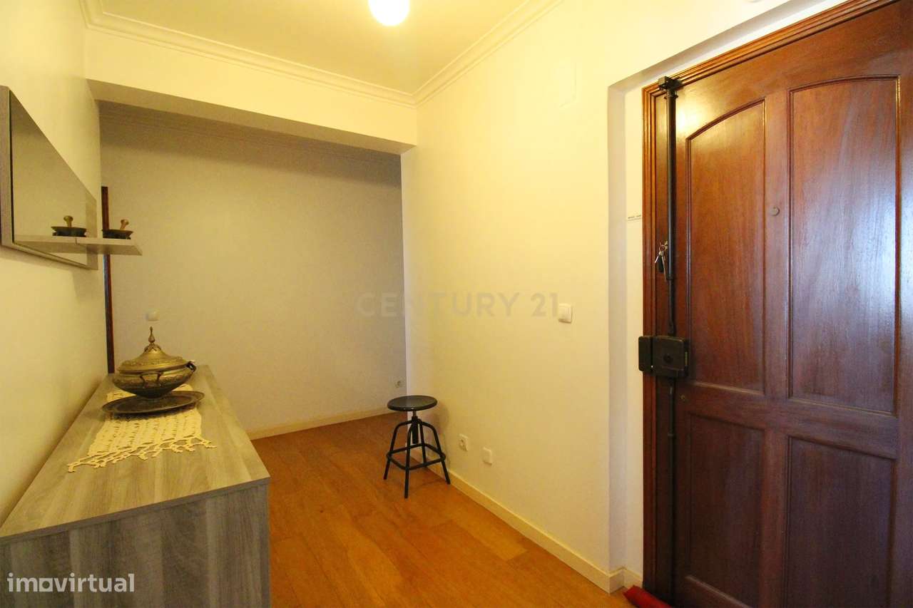 Apartamento T3 com Vista Panorâmica em Almada-12