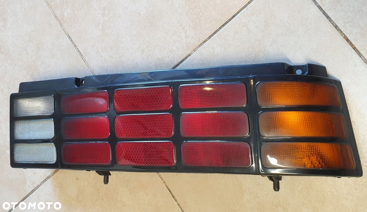 LAMPA PRAWA TYLNA TYŁ SUZUKI SWIFT II HATCHBACK - 2