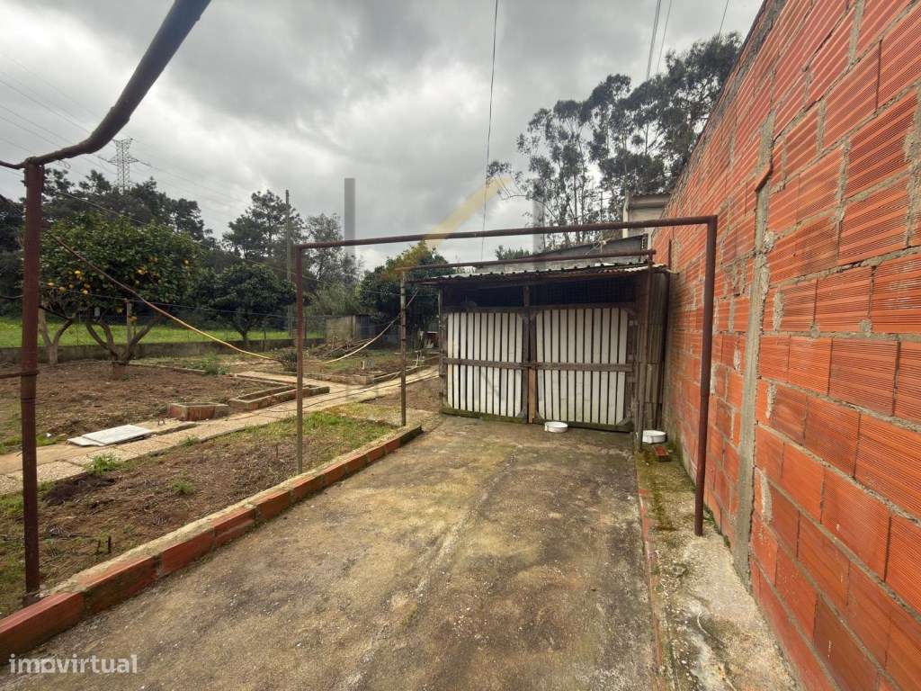 Terreno Urbano com 412m2 e pequena moradia edificada-7