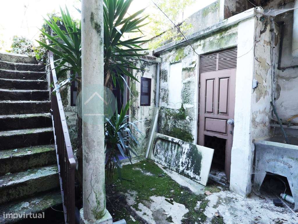 Moradia para reconstrução situada numa zona privilegiada do Porto-11