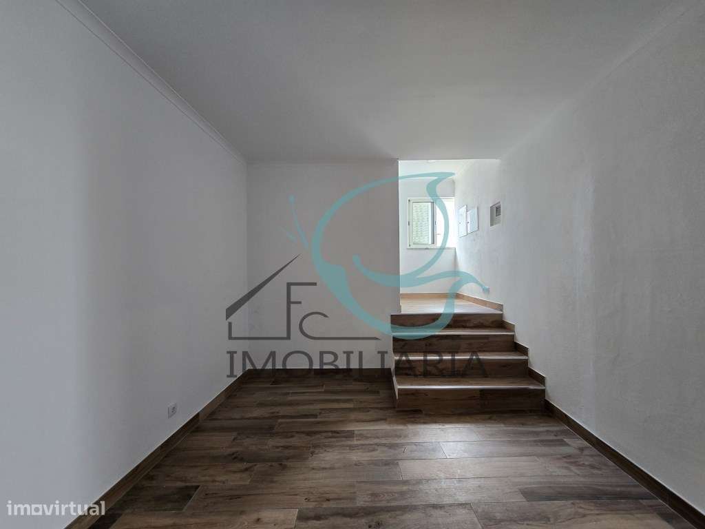 EXCLUSIVO - Excelente moradia de 2 pisos, com licença AL-29