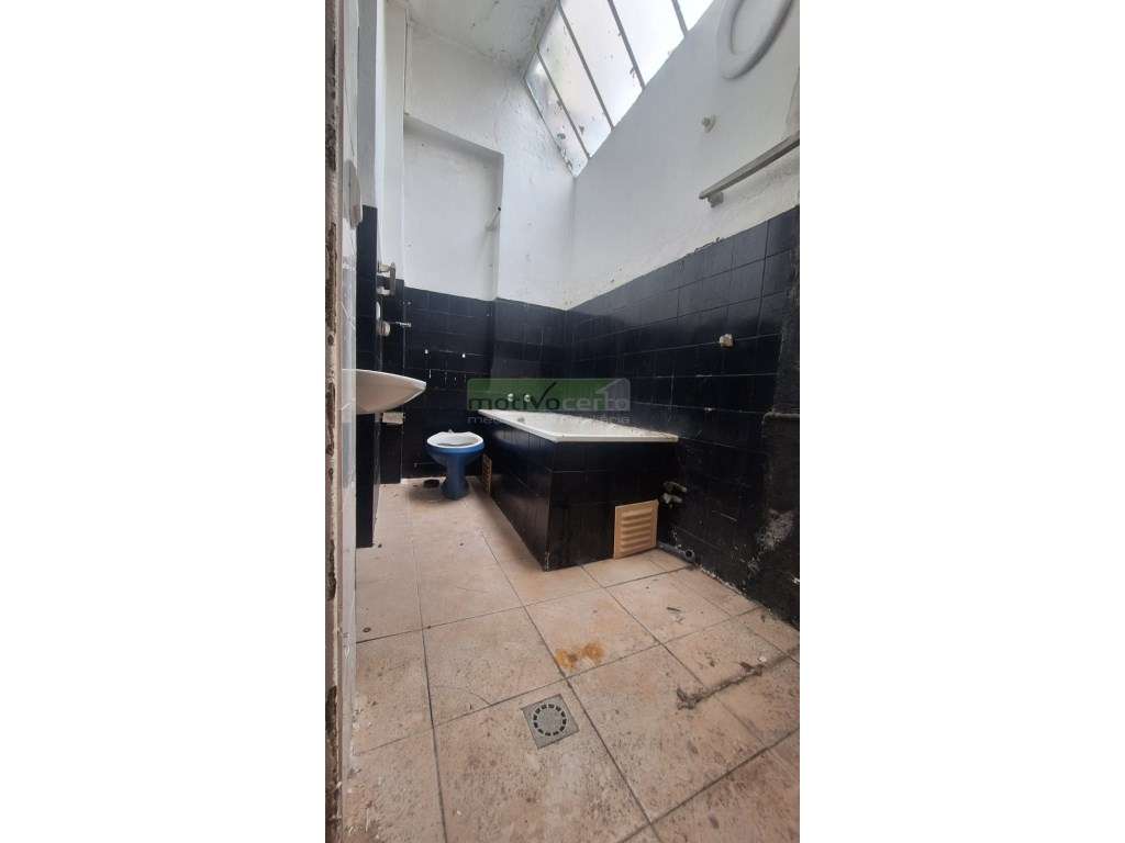 Apartamento T2 Duplex no Centro de Campolide, Lisboa-13