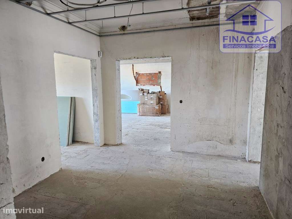 Moradia Isolada em fase de renovação/ remodelação com piscina e jar...-53