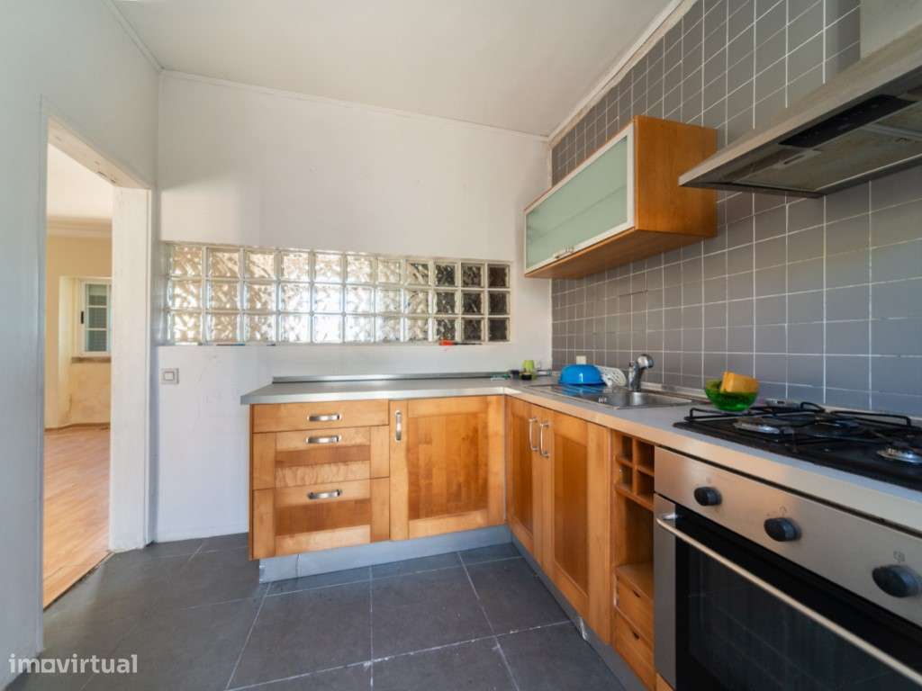 Moradia geminada de esquina em Caselas, com jardim e projecto aprovado-12