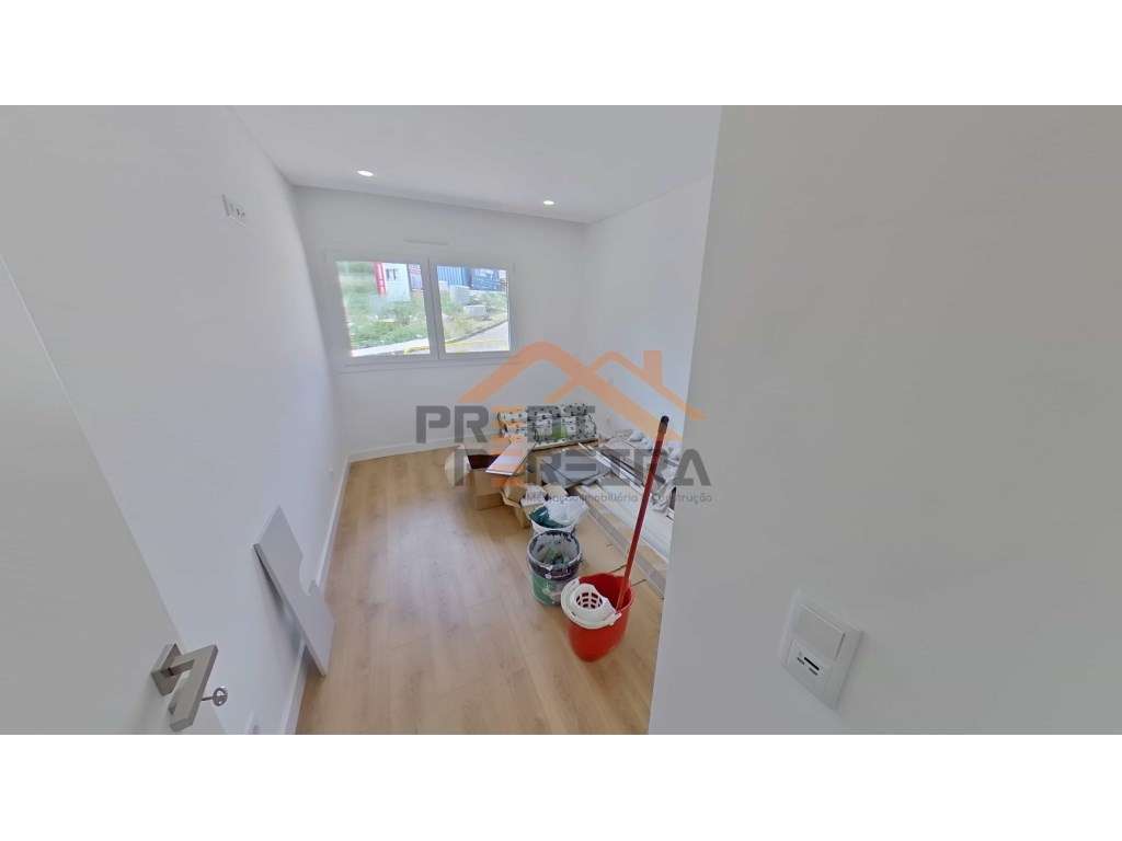 Apartamento T3, localizado em Santo António dos Cavaleiros.-19
