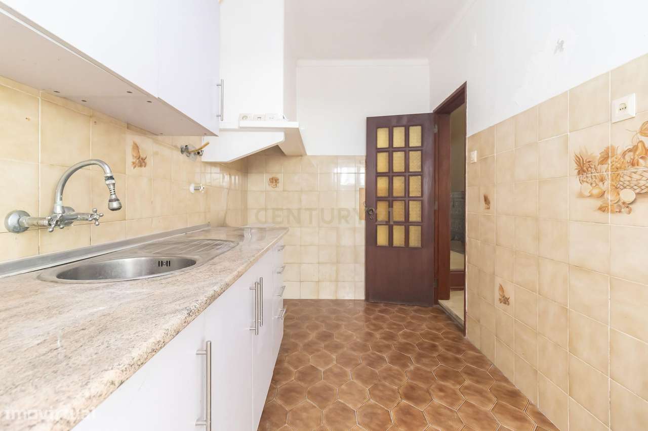 Apartamento com Potencial de Valorização em Almada-26