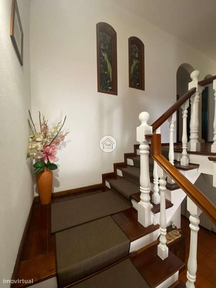 Moradia Geminada  de um dos lados do outro tem entarada e jardim em to-32