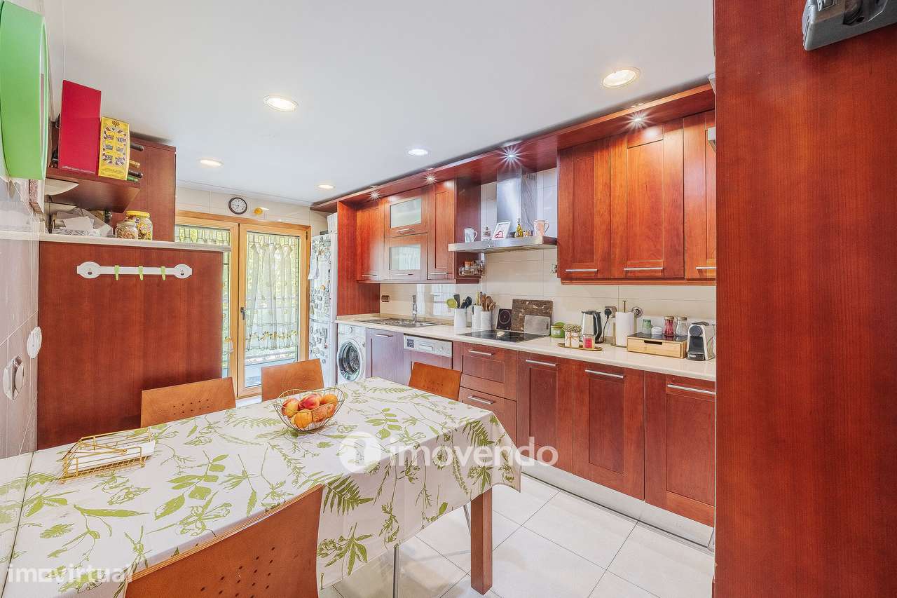 Apartamento T2 moderno, com garagem e varanda enorme, na Malvarosa-11