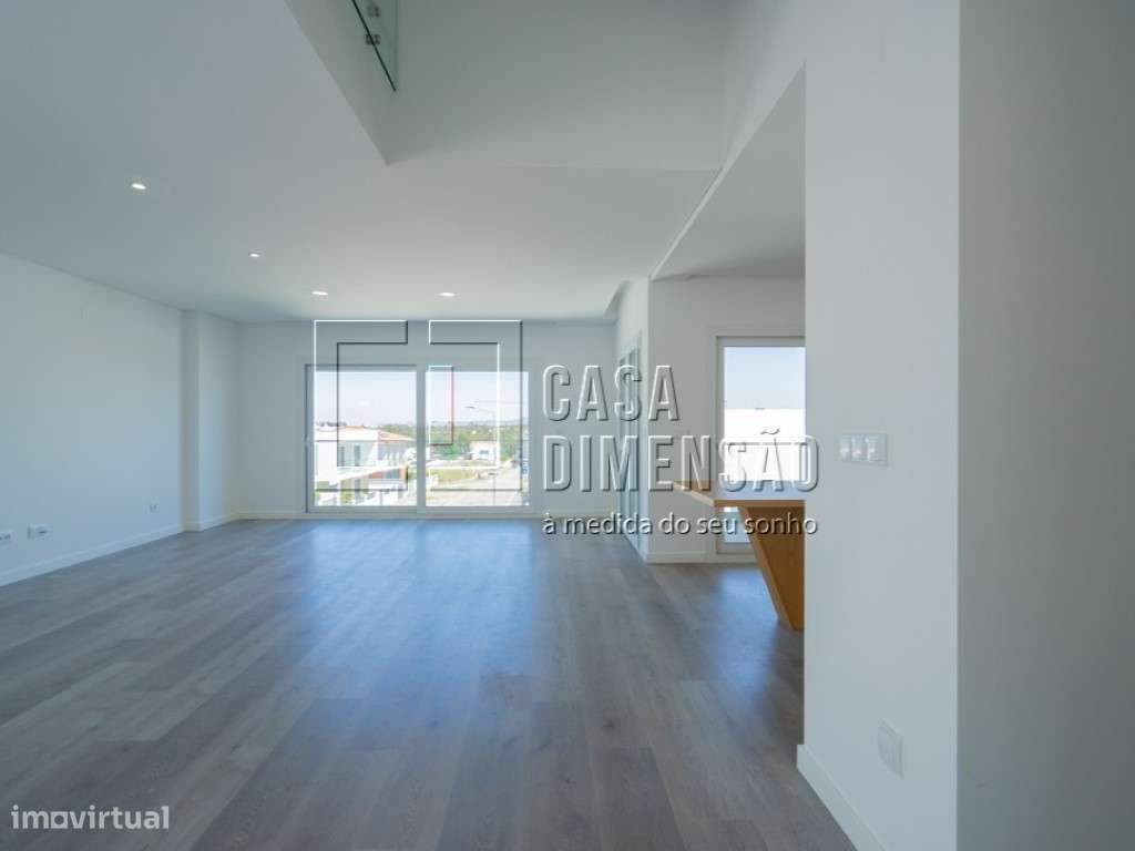 Moradia Arquitectura Moderna de tipologia T4 na zona de Vale de Mil... - Grande imagem: 4/60