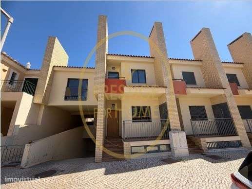 Moradia T5 com Piscina e Garagem Fechada em Condomínio Privado – Boliq-0