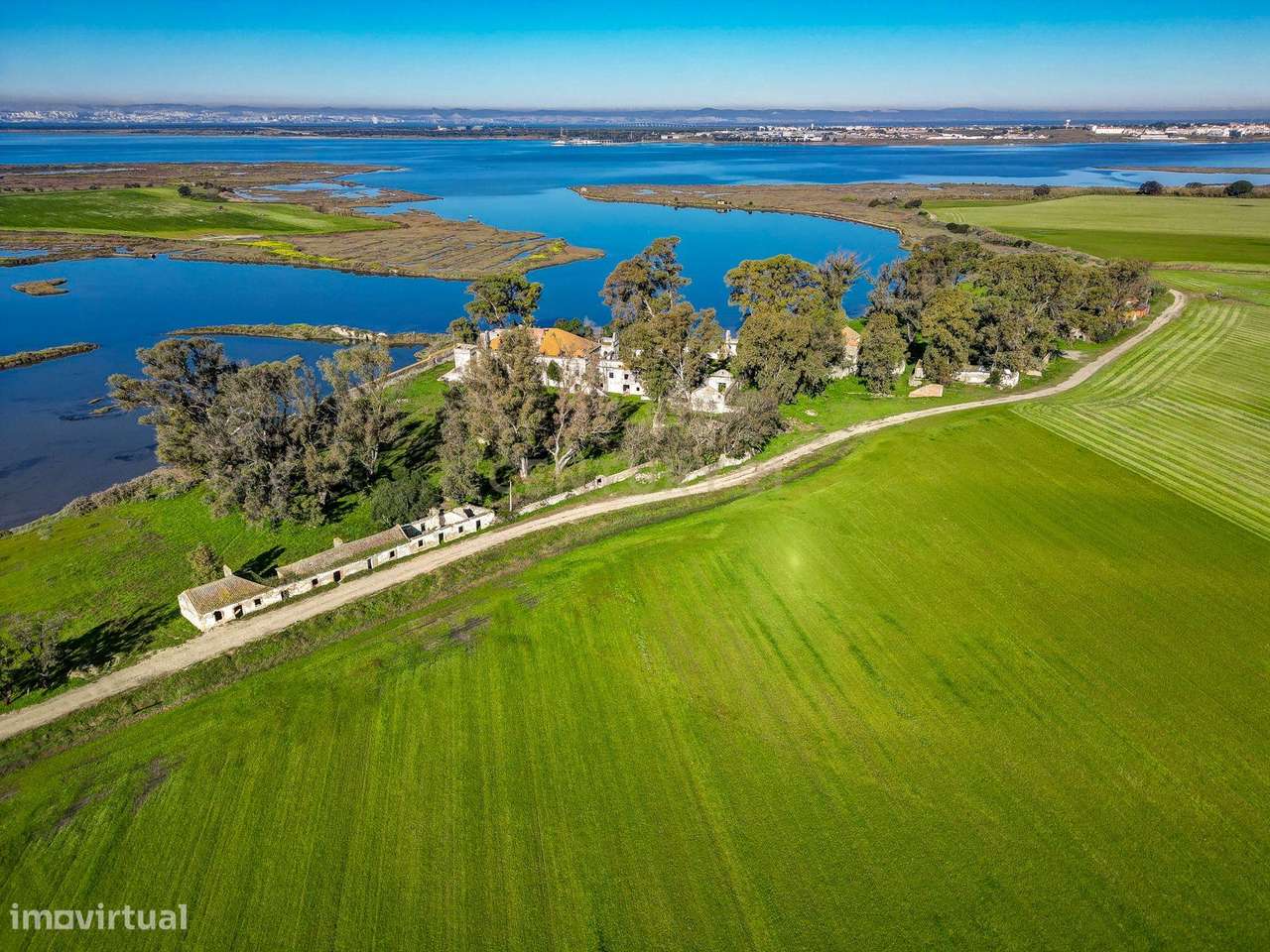 Quinta na margem sul do Tejo, com 105ha, com 5.000m2 de área urbana. - Grande imagem: 5/30