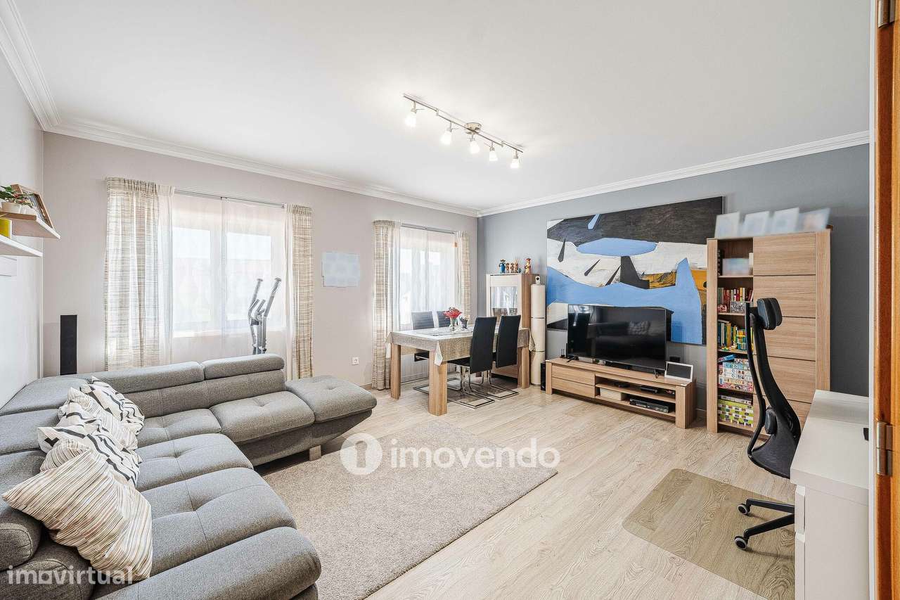 Apartamento T2, com estacionamento e arrecadação, em Vialonga-8