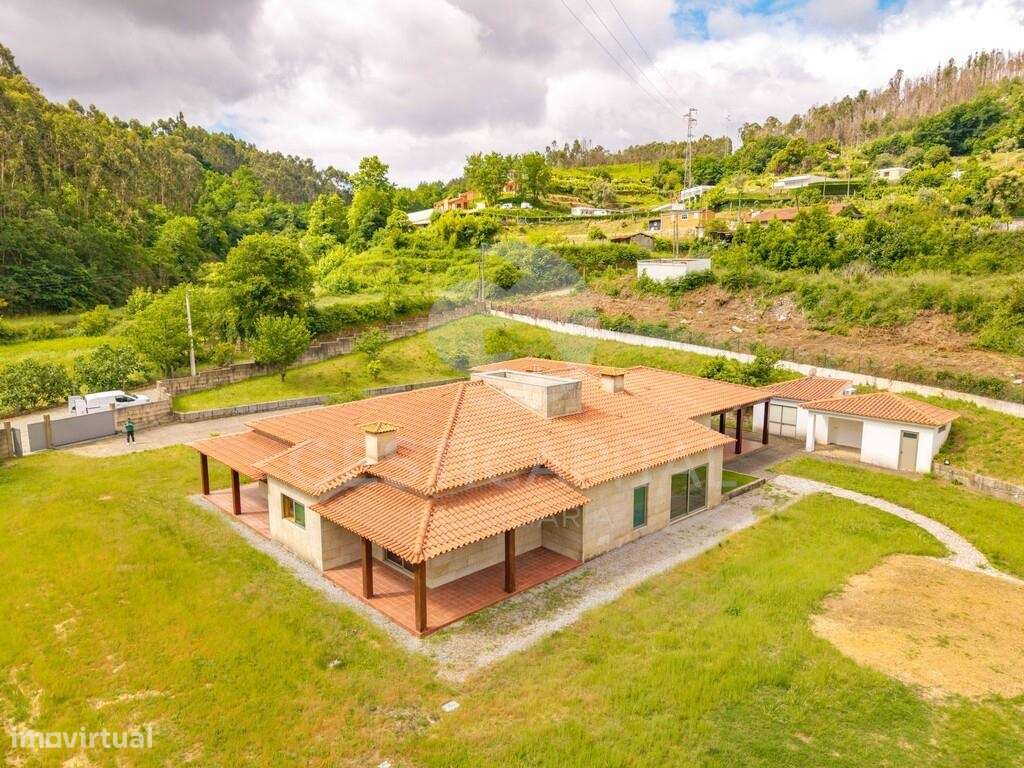 Moradia T4 Térrea de Luxo em Pedra com Terreno, Garagem e Levada Natur-37