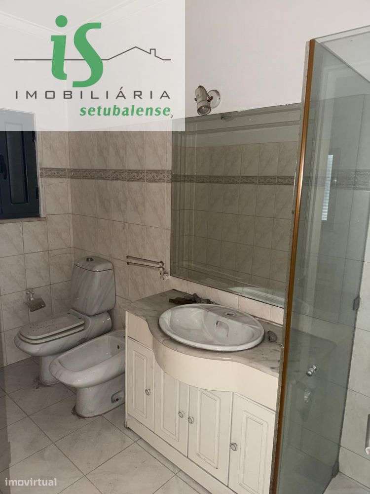 MORADIA T6 À VENDA EM  ALMADA COM GARAGEM-19