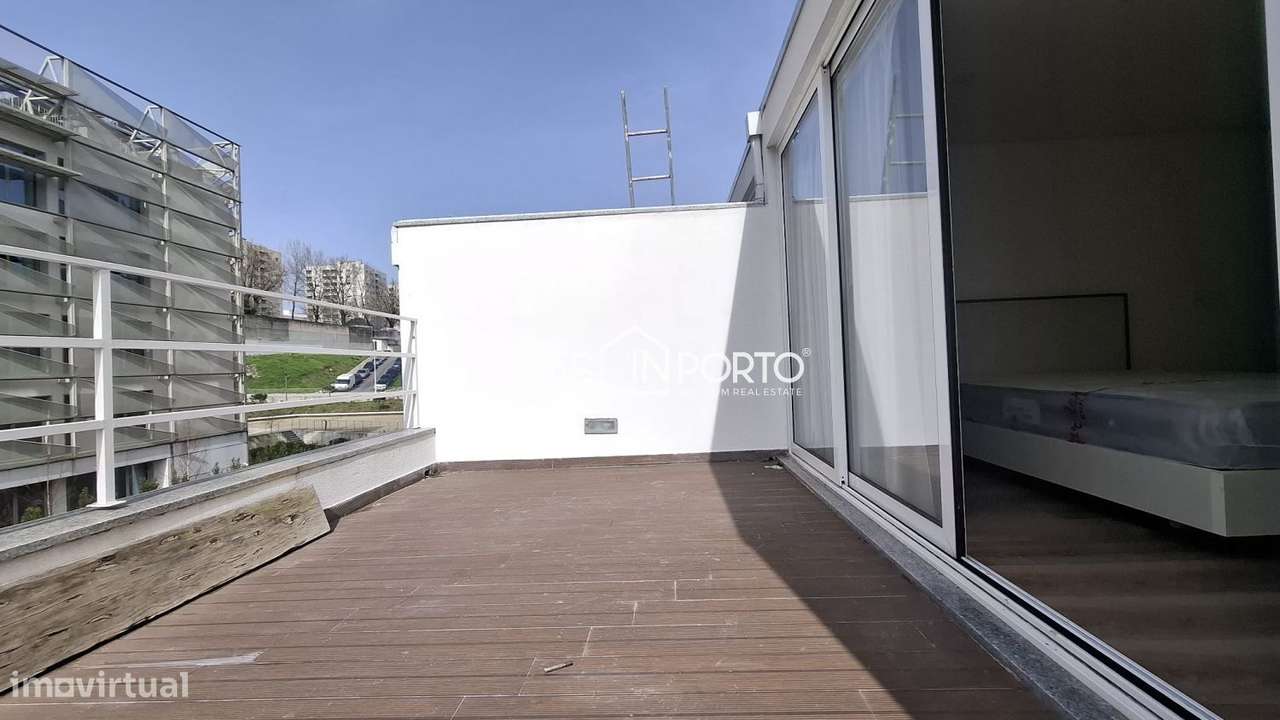 Moradia Triplex T2 com Terraço - Localização Premium junto à Lapa,-0