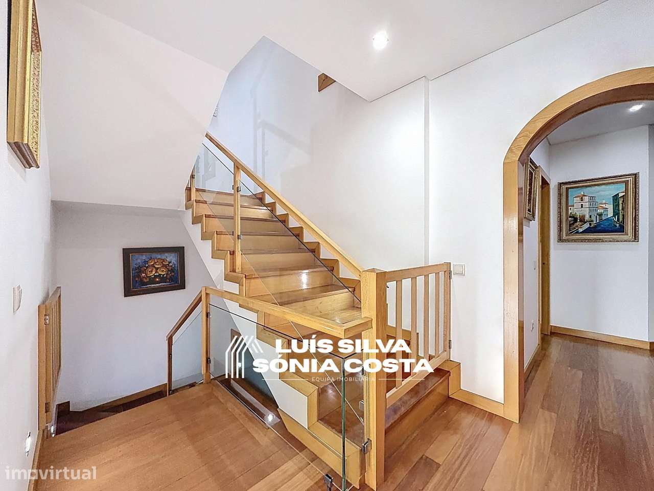 Moradia T4 Excelente Estado e Áreas | 2 Suites, Jacuzzi, Painéis...-16