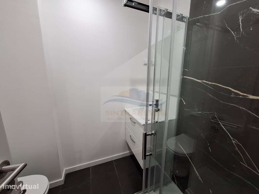 Oportunidade! T4 Renovado com Cozinha Nova e Open Space-12