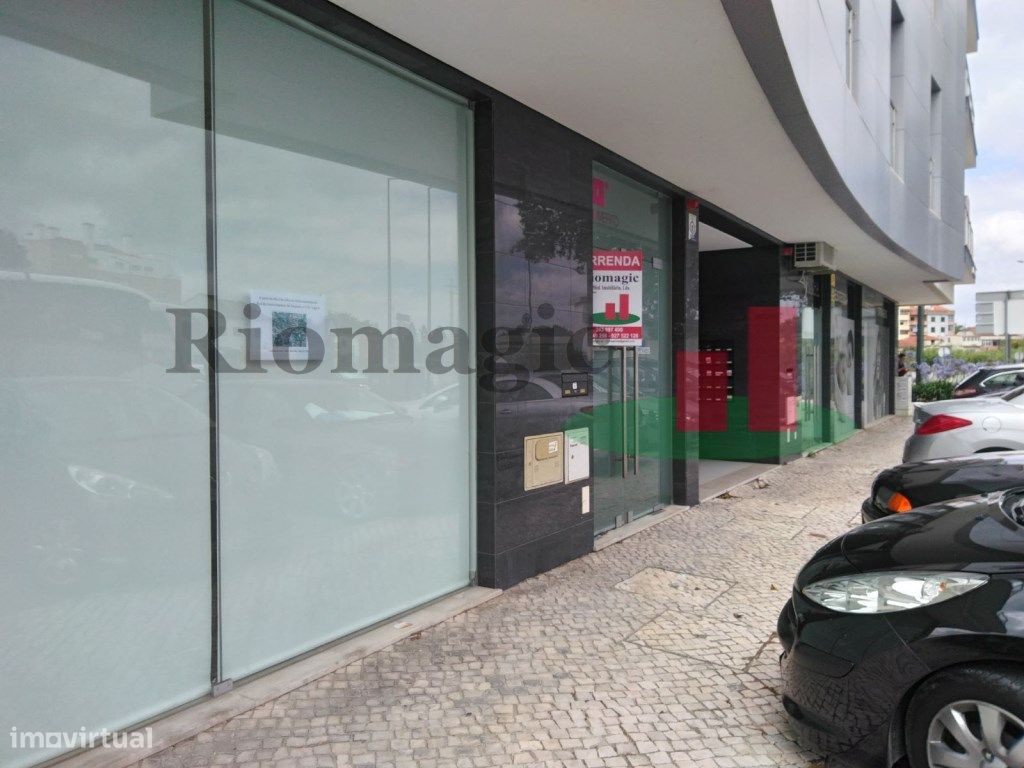 Loja na entrada da Cidade de Rio Maior - Grande imagem: 1/8