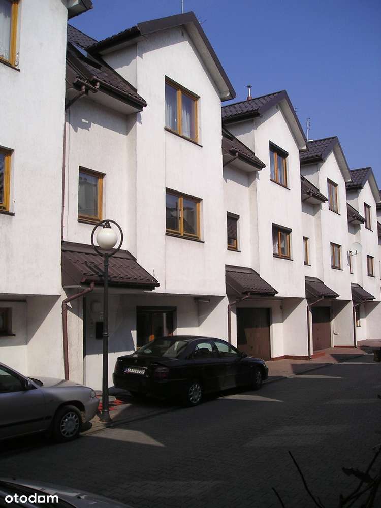 Przestronny dom z balkonem i dużym ogrodem - Pełny obrazek: 1/12