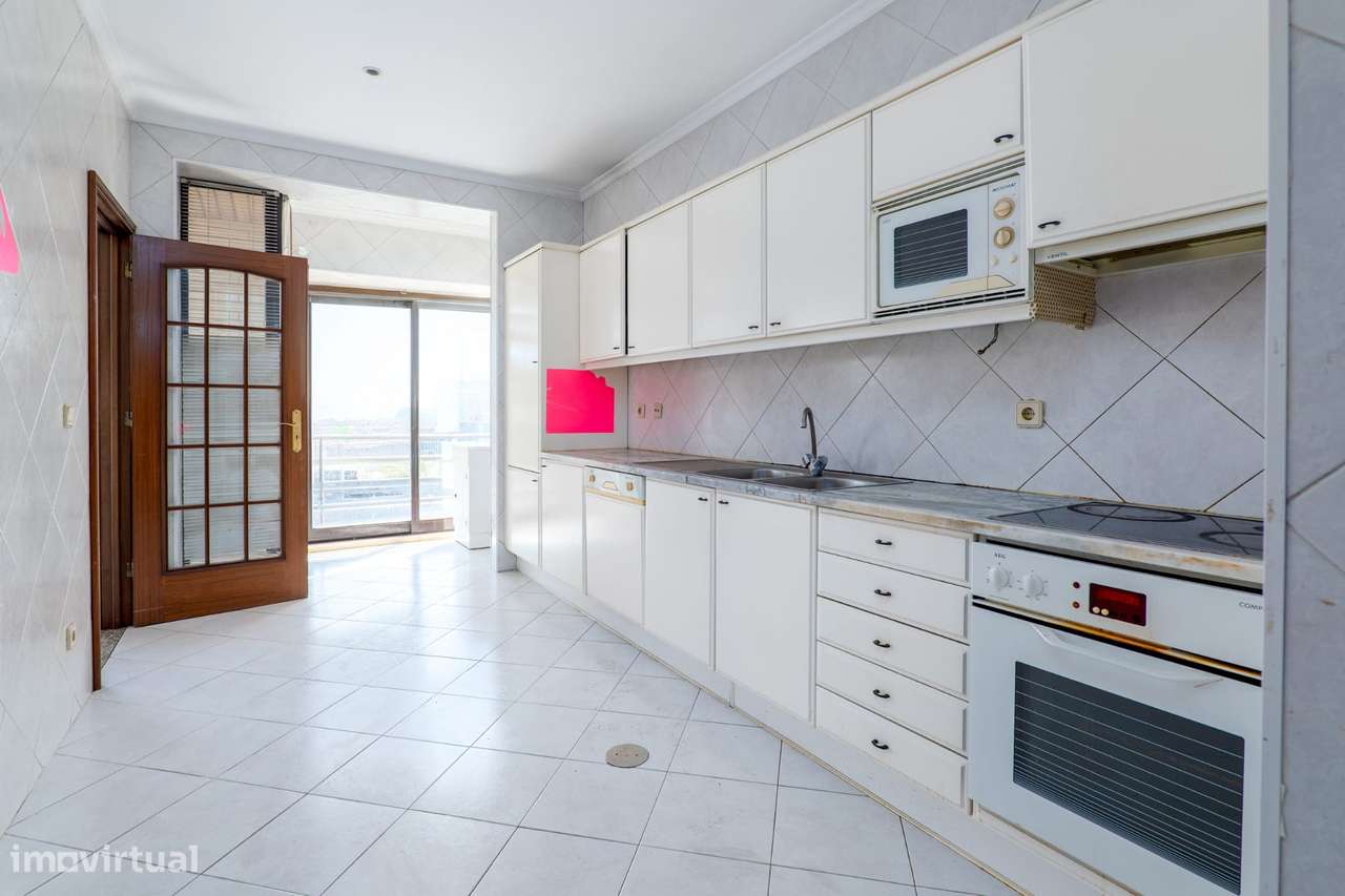 Apartamento T2 com varanda, garagem e vista urbana-8