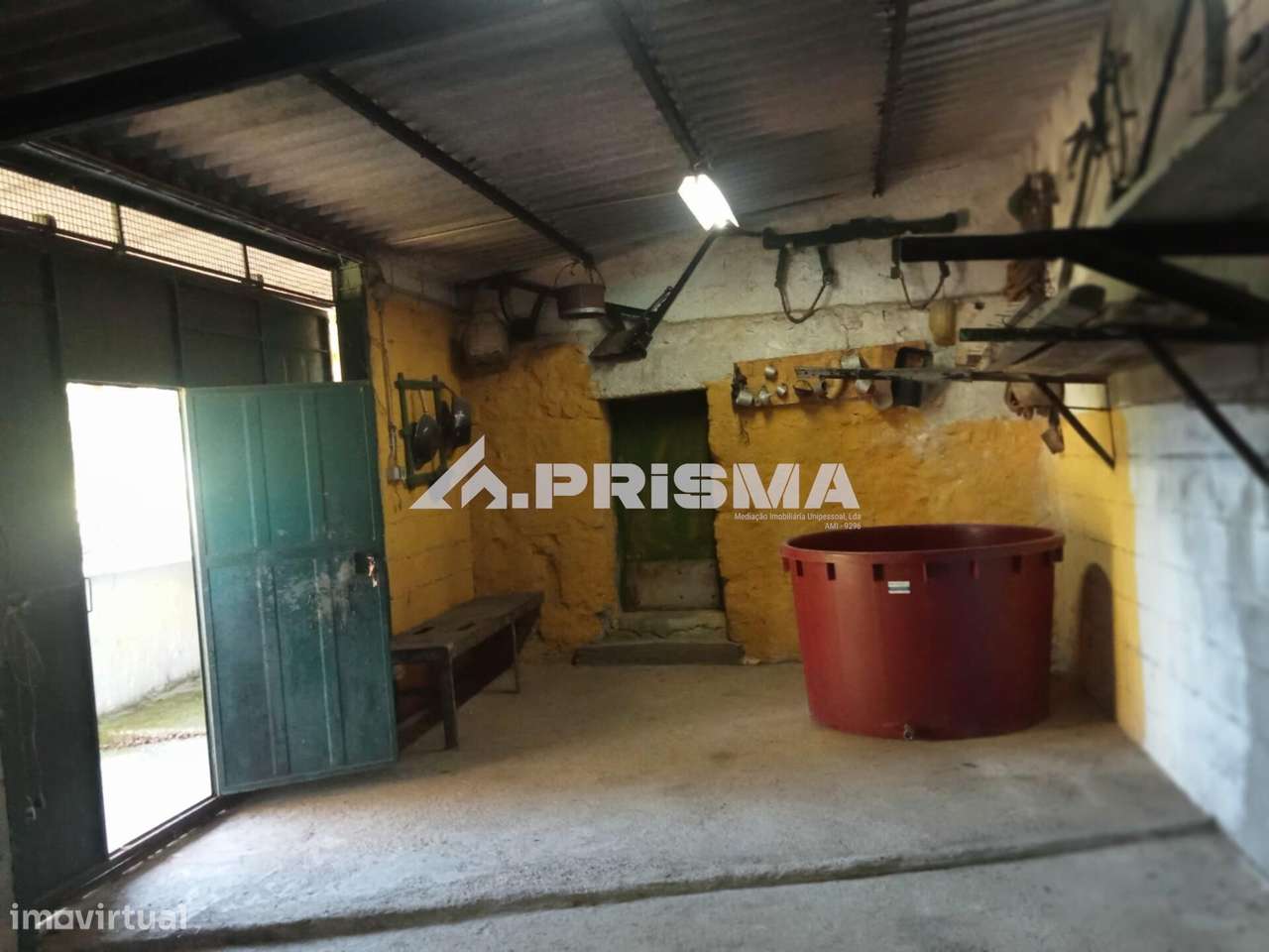 Quintinha para venda com construção rural para venda em Escalos de Bai-23