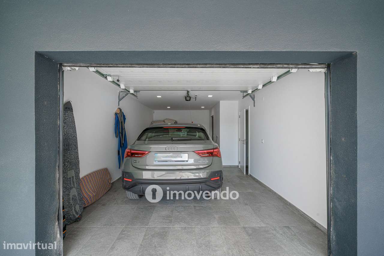 Moradia T3+1 moderna, com piscina e garagem, na Caparica-35