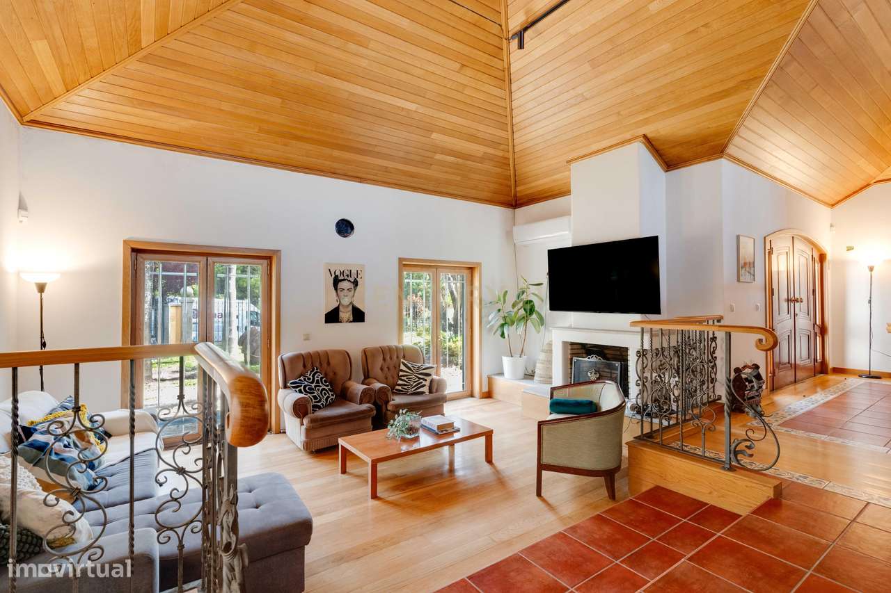 Encantadora Moradia de 4 Frentes-20