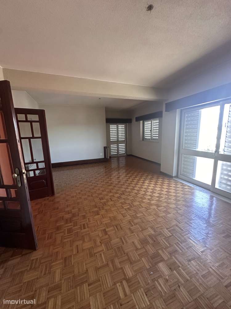 Moradia T4 com jardim e garagem em Sernancelhe-15