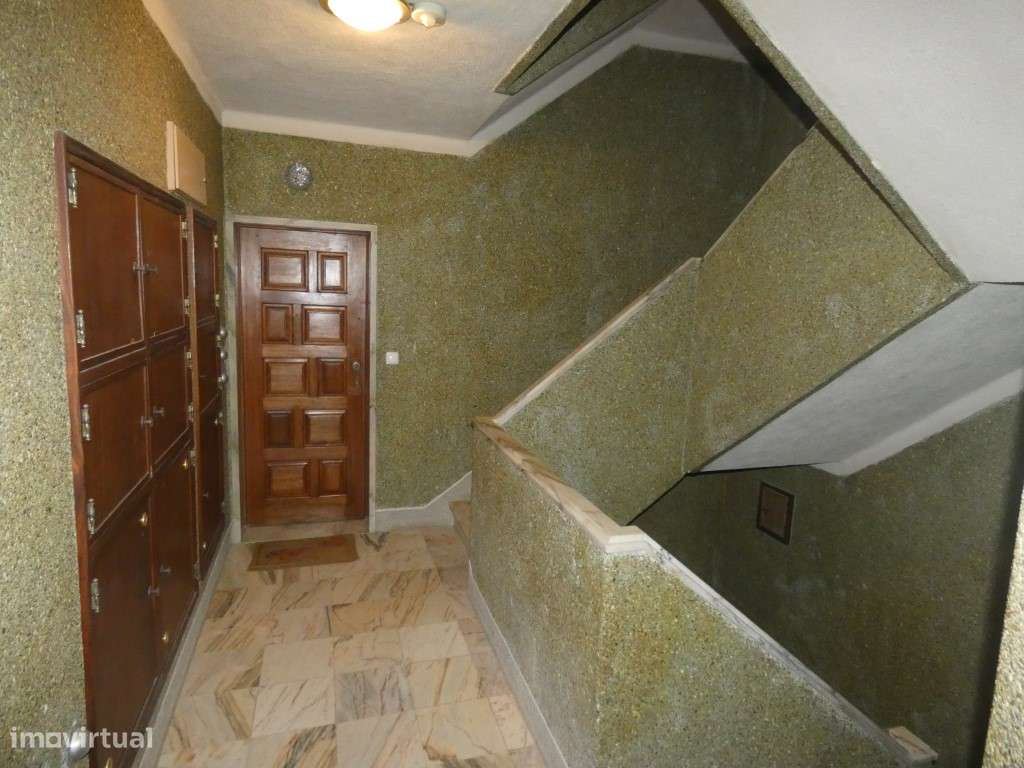 Apartamento T3 com boas áreas na Mina de Agua-Amadora-23