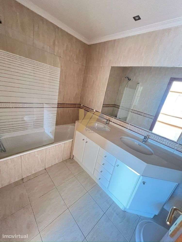 Apartamento T2+1 com garagem fechada p/ 4 carros - Grande imagem: 5/17