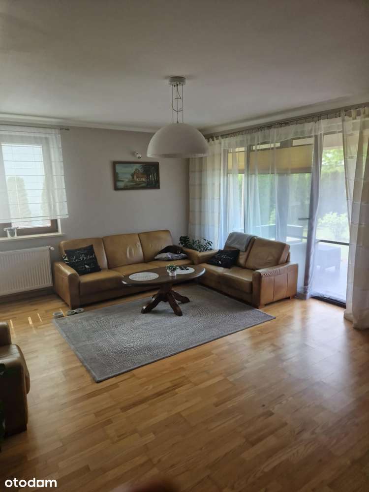 Przestronny dom z garażem i pięknym otoczeniem-5