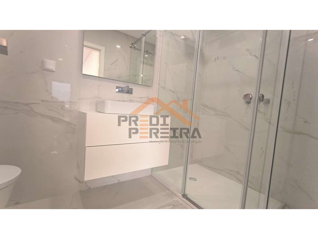 Apartamento T3, com varanda e parqueamento para duas viaturas, situ...-30