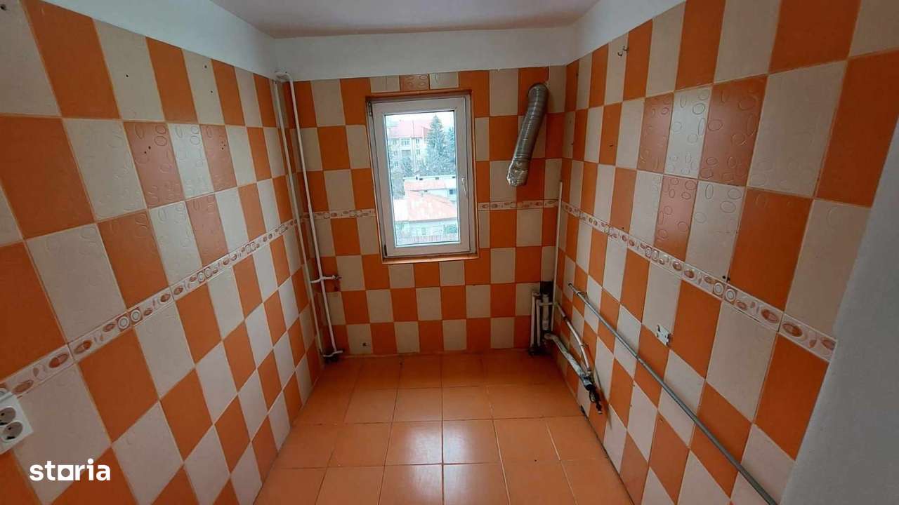 Apartament 3 camere, semidecomandat, zona Miron Costin-3