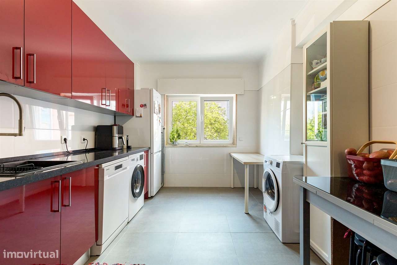 T3 Espaçoso em Corroios | Garagem | Ar Condicionado | Excelente Locali-32