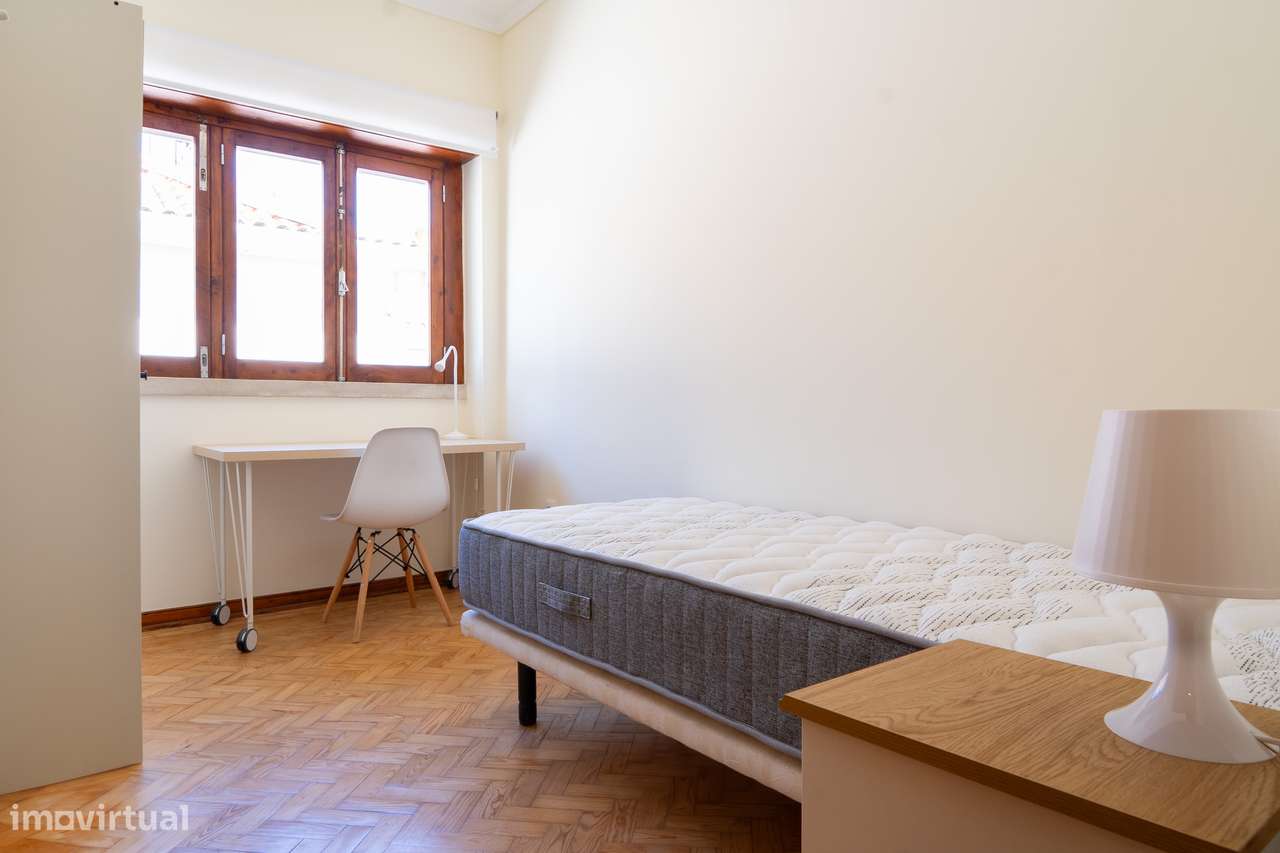 Quarto estudante universitária - rua António José de Almeida, Coimbra - Grande imagem: 2/23
